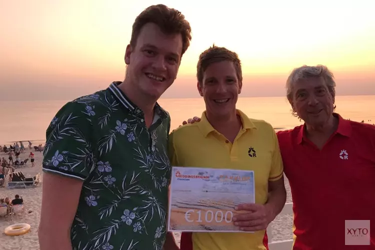 Reddingsbrigade ontvangt donatie van Camping Bakkum