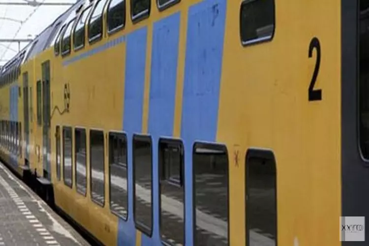 Overvol perron op station Castricum na gestrande trein: "Blijf nog ff weg"