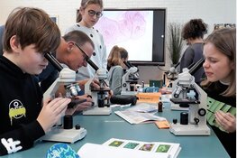 Leerlingen basisschool Helmgras op zoek naar hun DNA