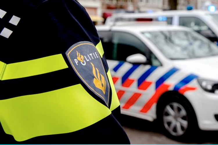 Vrouw raakt met auto in berm
